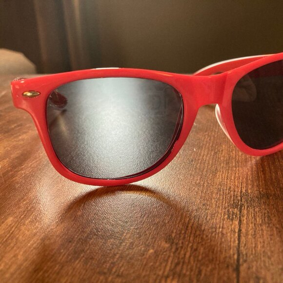 NWOT Unbranded Women's Pink Wayfarer Style Sunglasses - Picture 1 of 6